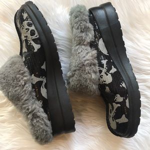 UGG I Heart Ugg Dreams Sequin Skull Slippers EUC!